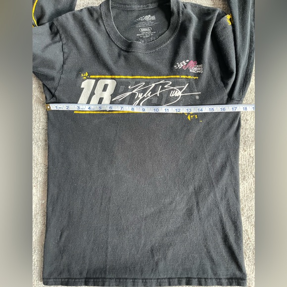 Kyle Busch Joe Gibbs Racing Team Collection Black and green M&Ms T-Shirts Small - Picture 7 of 9